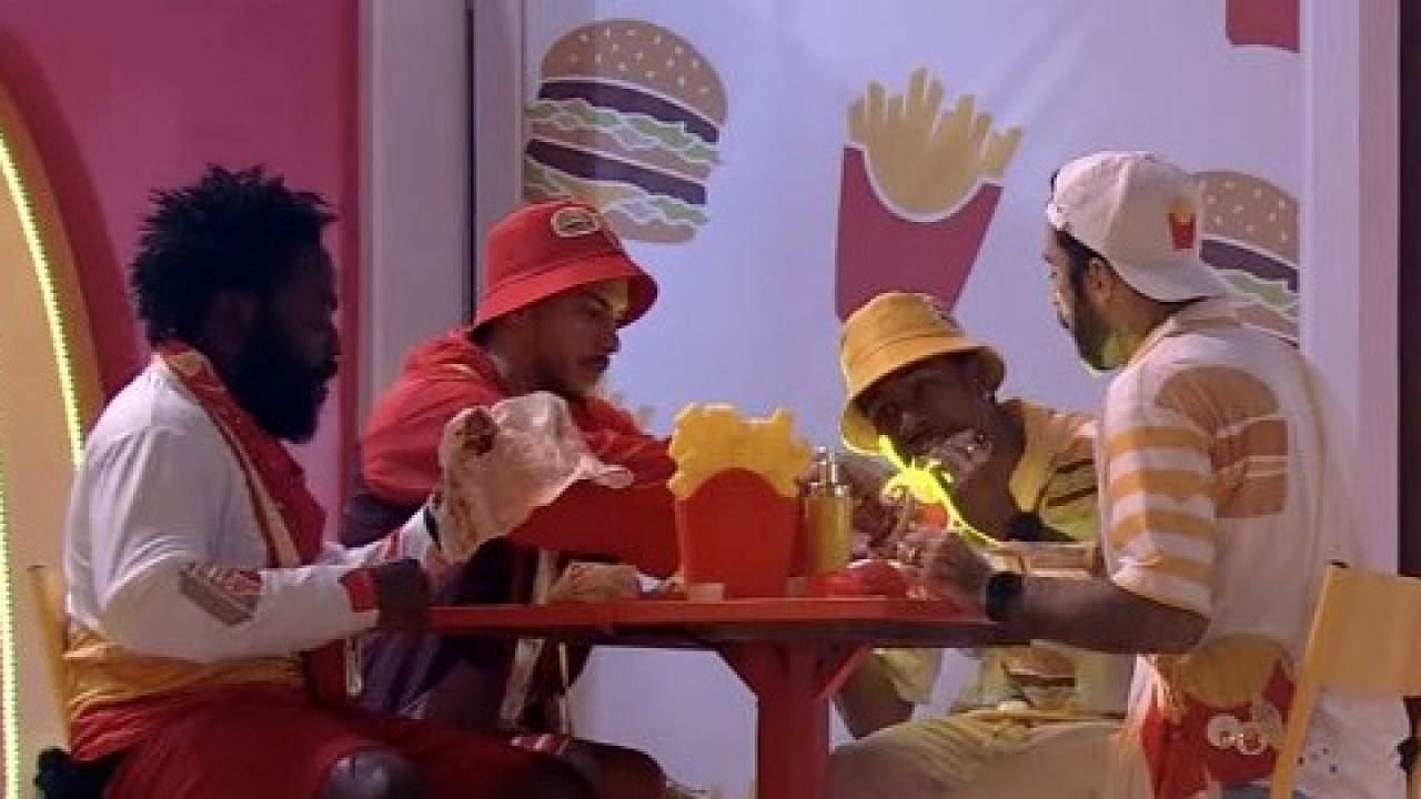 Douglas, Arthur, Paulo André e Scooby comem sanduíches 
