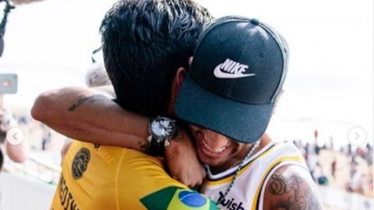 Medina e Neymar abraçados