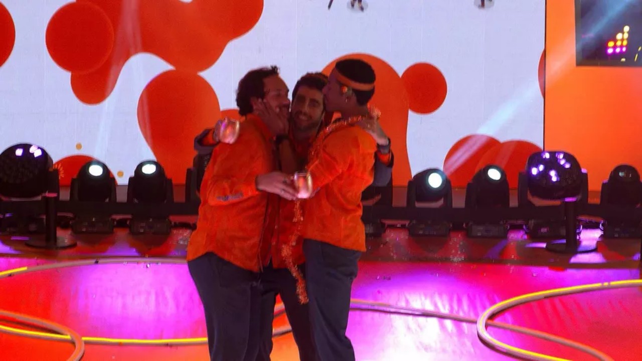 Scooby, Paulo André e Eliezer se abraçando