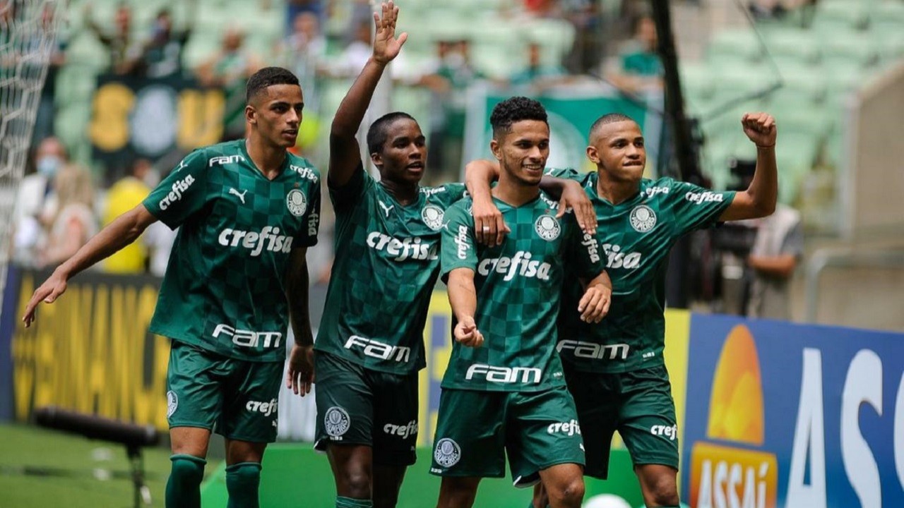 Jogadores do Palmeiras comemorando gol na Copinha