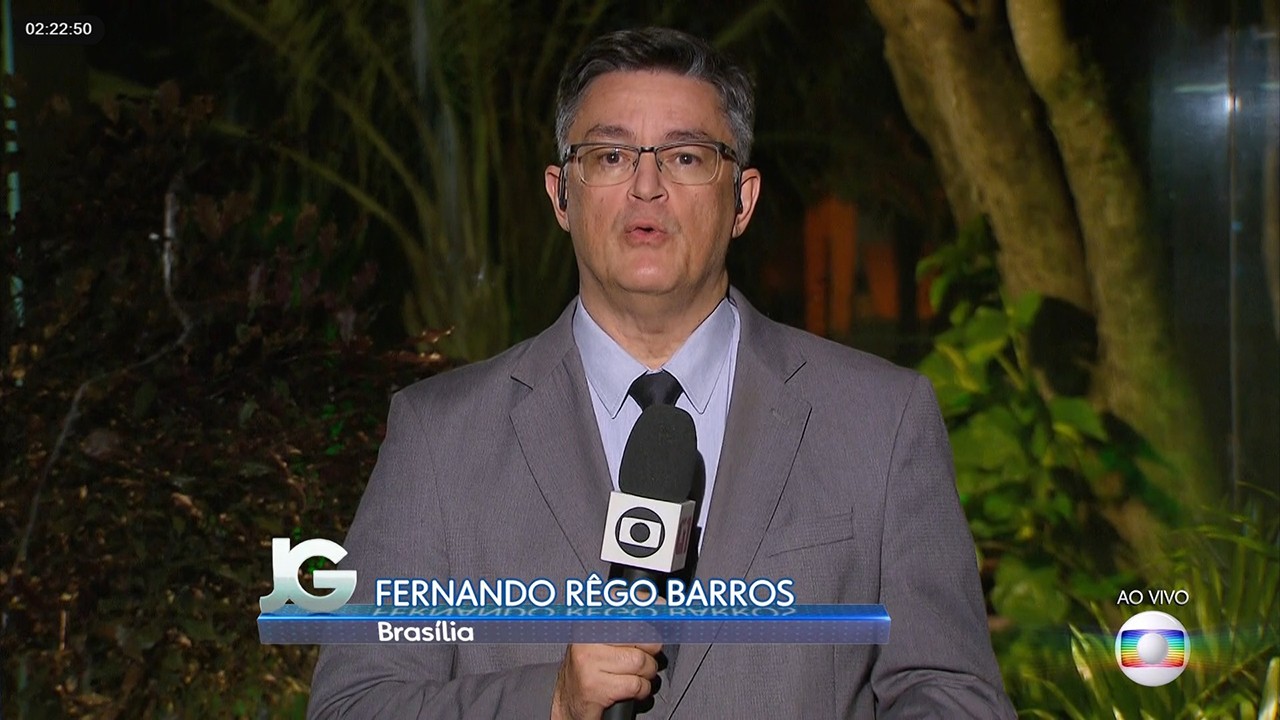 Fernando Rêgo Barros segurando microfone durante uma matéria