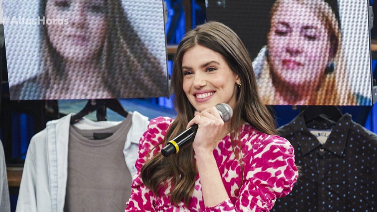 Camila Queiroz durante participação no Altas Horas, da Globo, sorridente, segurando o microfone