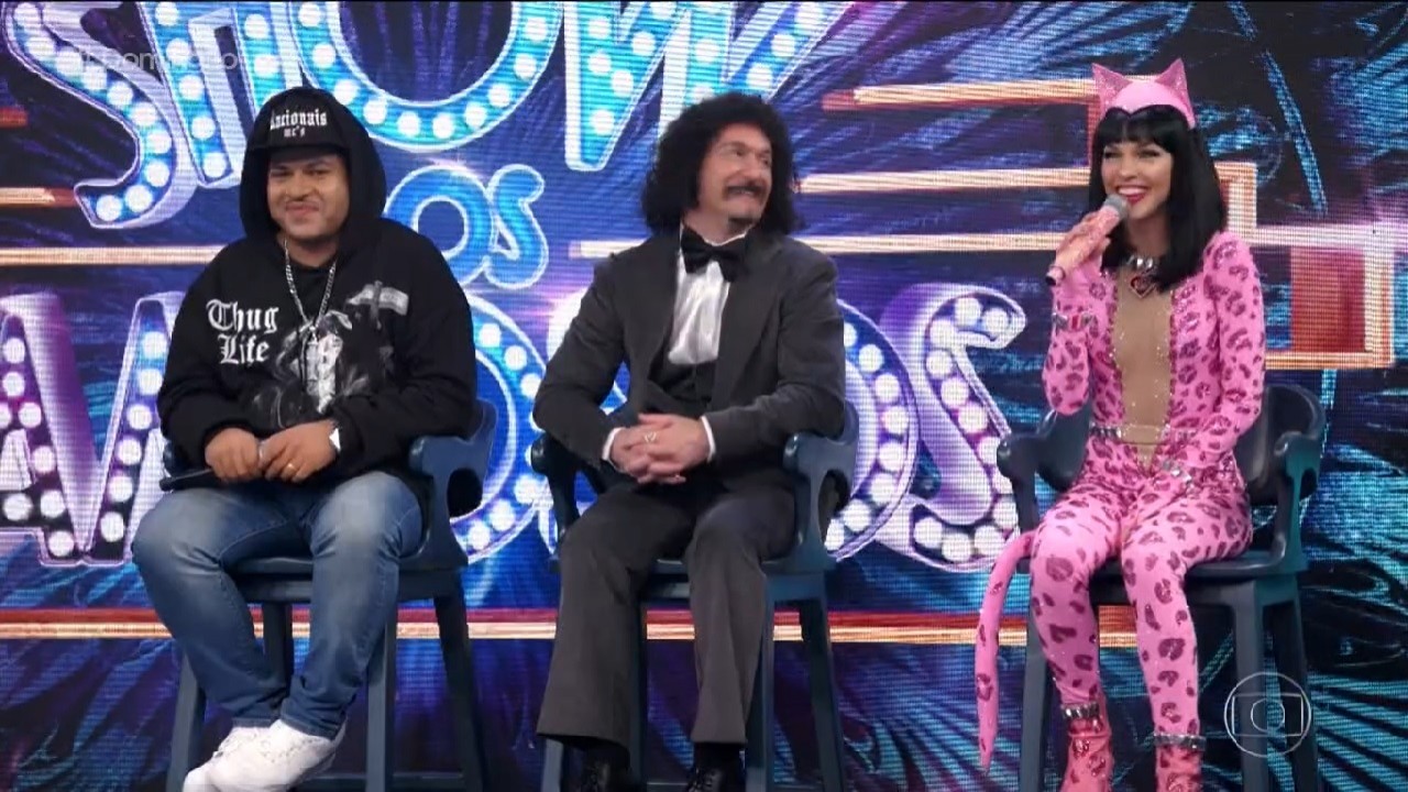 Trio de participantes do Show dos Famosos, sentados em cadeiras
