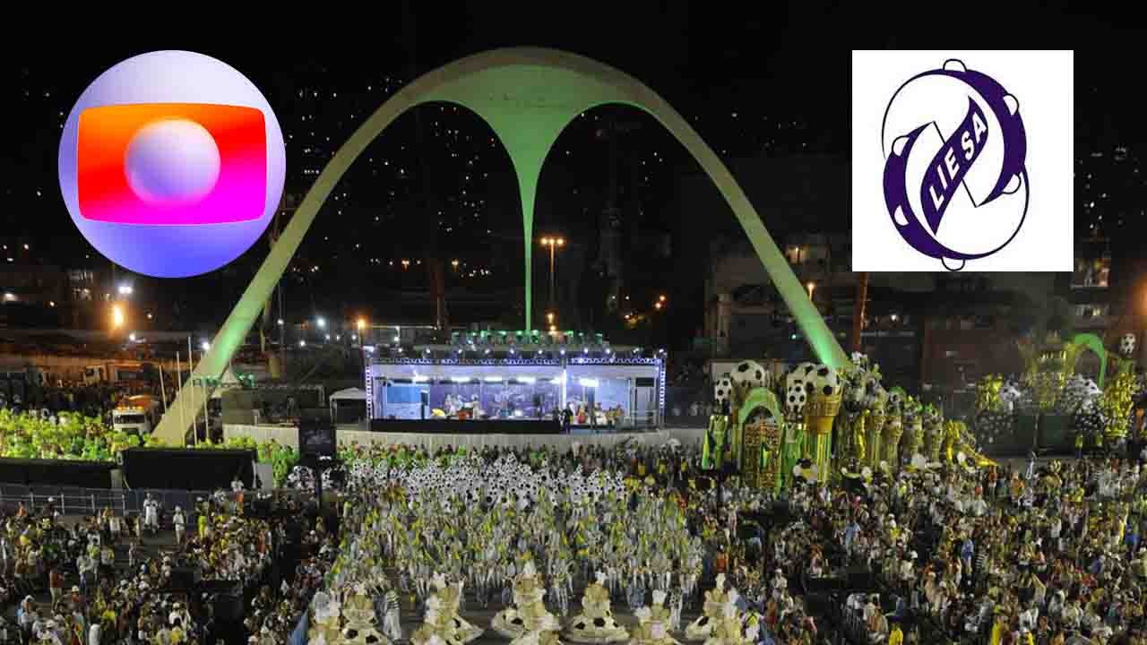 Montagem do sambódromo com a logo da TV Globo e a liga das escolas de samba do Rio