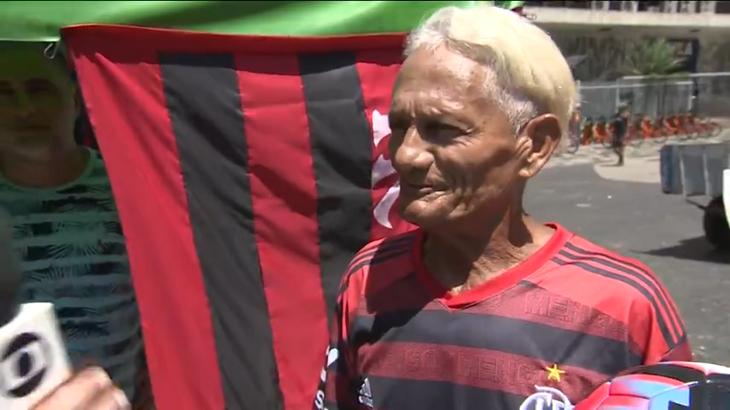 Torcedor do Fluminense com uniforme do Flamengo