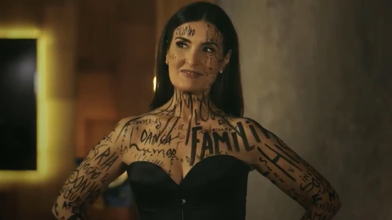 Fátima Bernardes aparece de vestido preto e com o corpo tatuado em abertura especial da edição comemorativa de 10 anos do Encontro na Globo