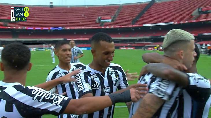 Jogadores do Santos comemorando o gol