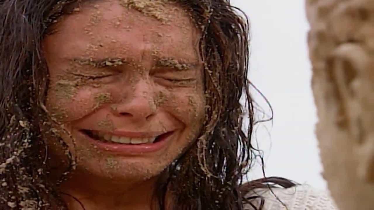Giovanna Gold como Alzira em Mulheres de Areia