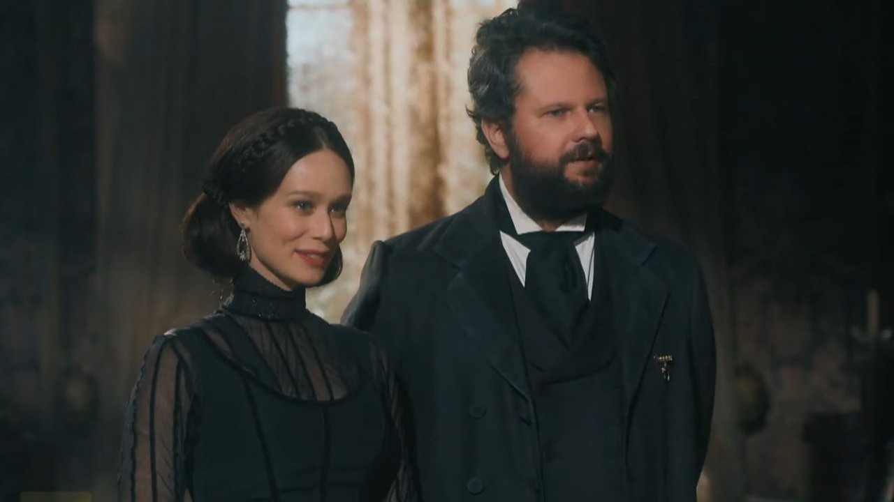 Luísa (Mariana Ximenes) e Dom Pedro II (Selton Mello) em cena de Nos Tempos do Imperador na TV Globo