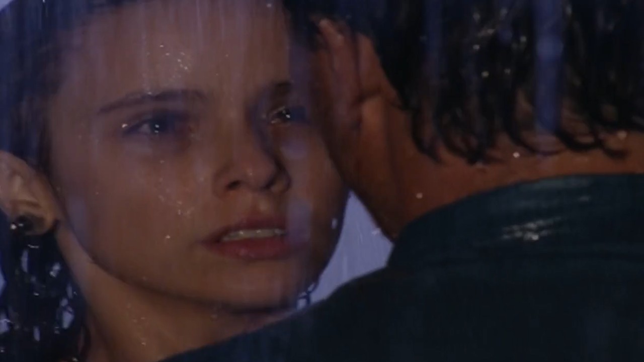 Mel e Xande abraçados na chuva