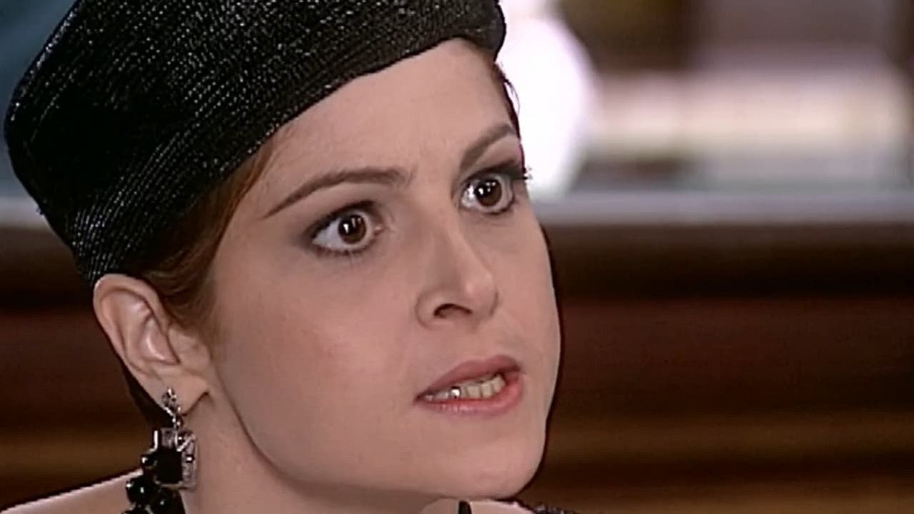 Drica Moraes como Marcela na novela O Cravo e a Rosa. Ela está com um chapéu e brinco preto