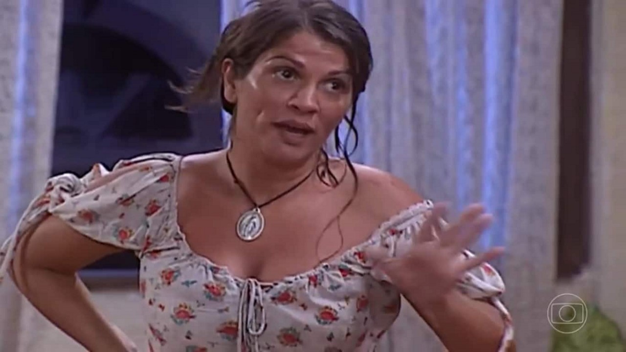 Tássia Camargo em cena na novela O Cravo e a Rosa. Joana em pé na sala