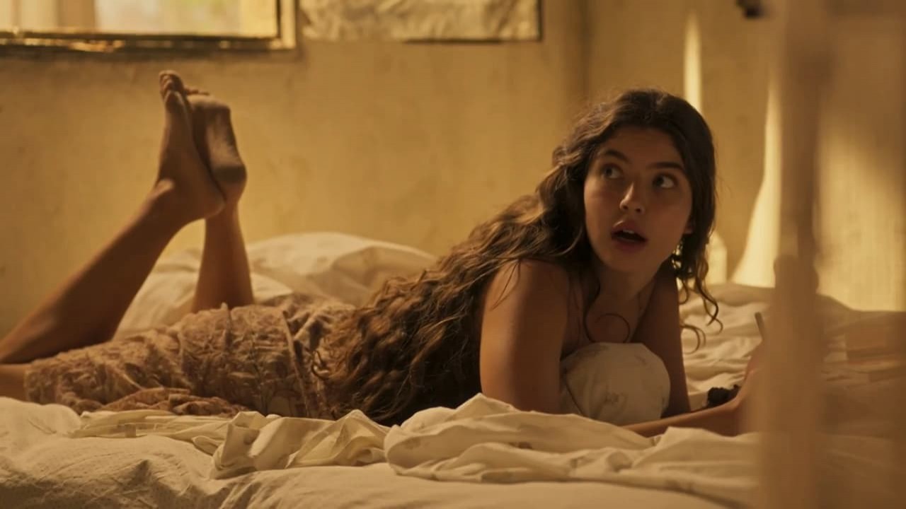 Alanis Guillen como Juma na novela Pantanal. Ela está deitada na sua cama do quarto da tapera