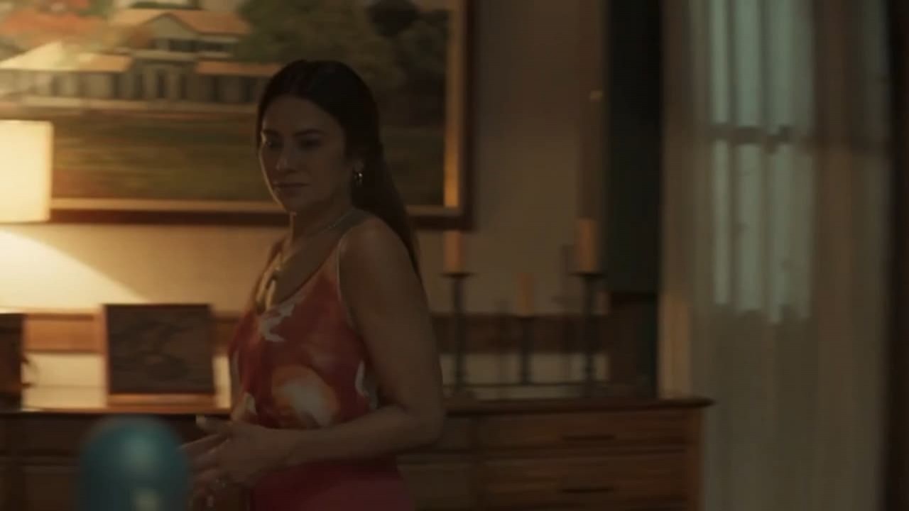 Dira Paes como Filó na novela Pantanal. Ela está em pé na sala de José Leôncio