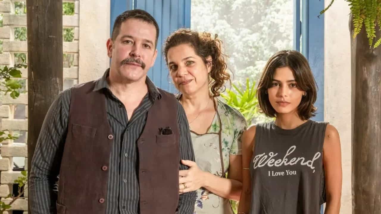 Murilo Benício, Isabel Teixeira e Julia Dalavia na novela Pantanal, em exibição na Globo