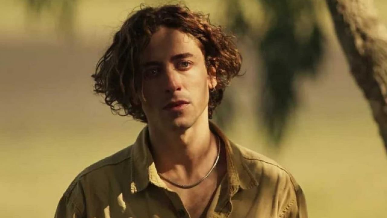 Jesuíta Barbosa como Jove na novela Pantanal. Ele está no meio do mato