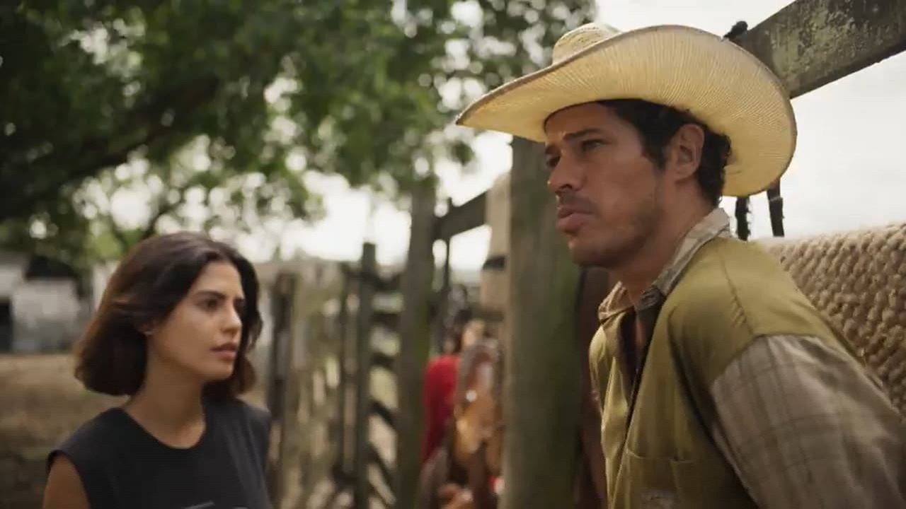 José Loreto como Tadeu e Julia Dalavia como Guta na novela Pantanal. Os dois conversando na fazenda