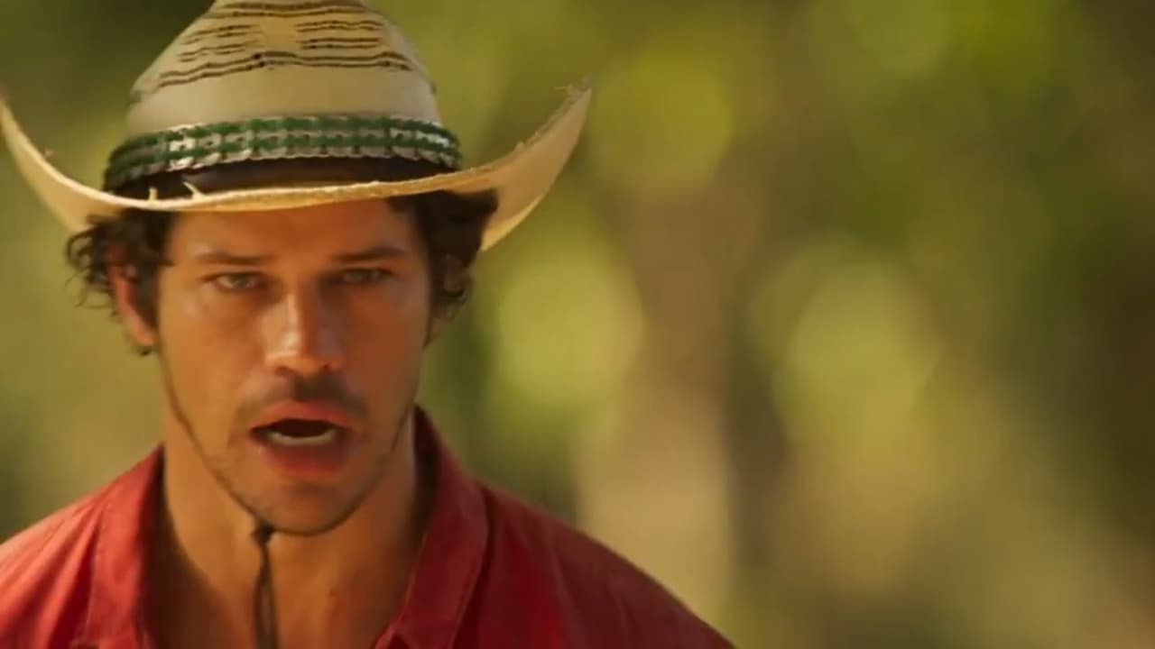 José Loreto como Tadeu em Pantanal. Ele está montado em um cavalo
