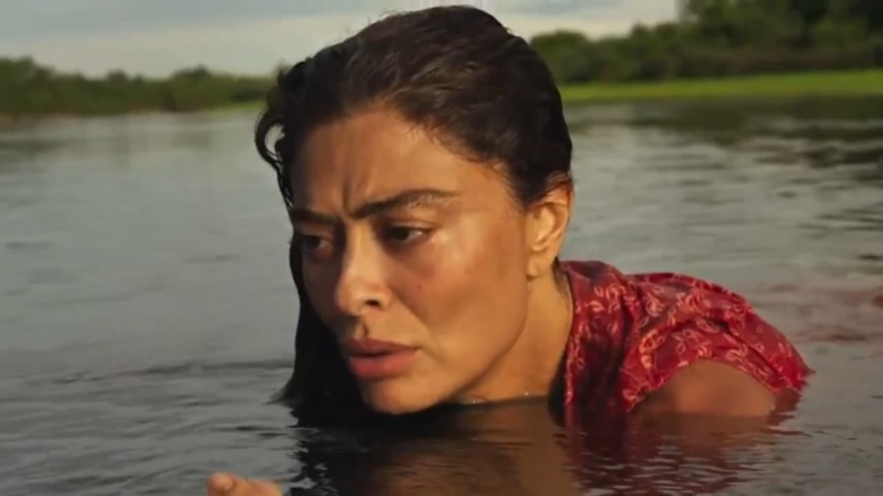 Juliana Paes como Maria Marruá em Pantanal. Ela está dentro do rio