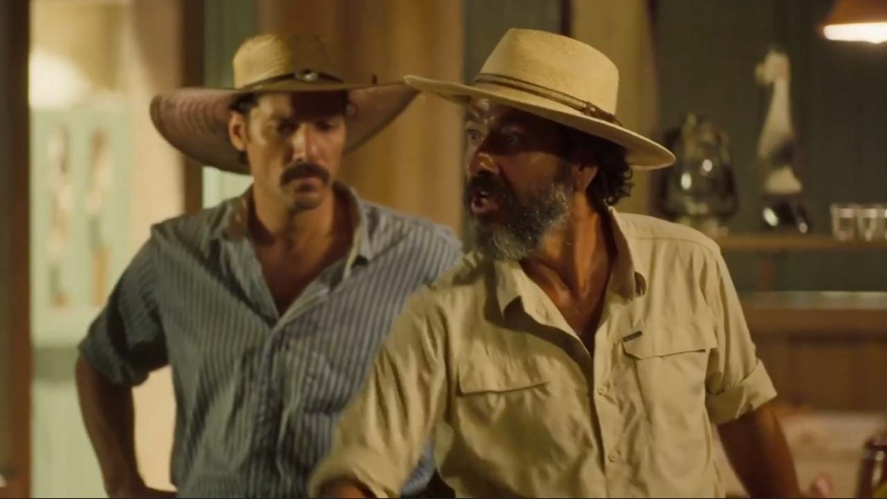 Marcos Palmeira, como José Leôncio, usando camisa e chapéu creme,em cena na novela Pantanal