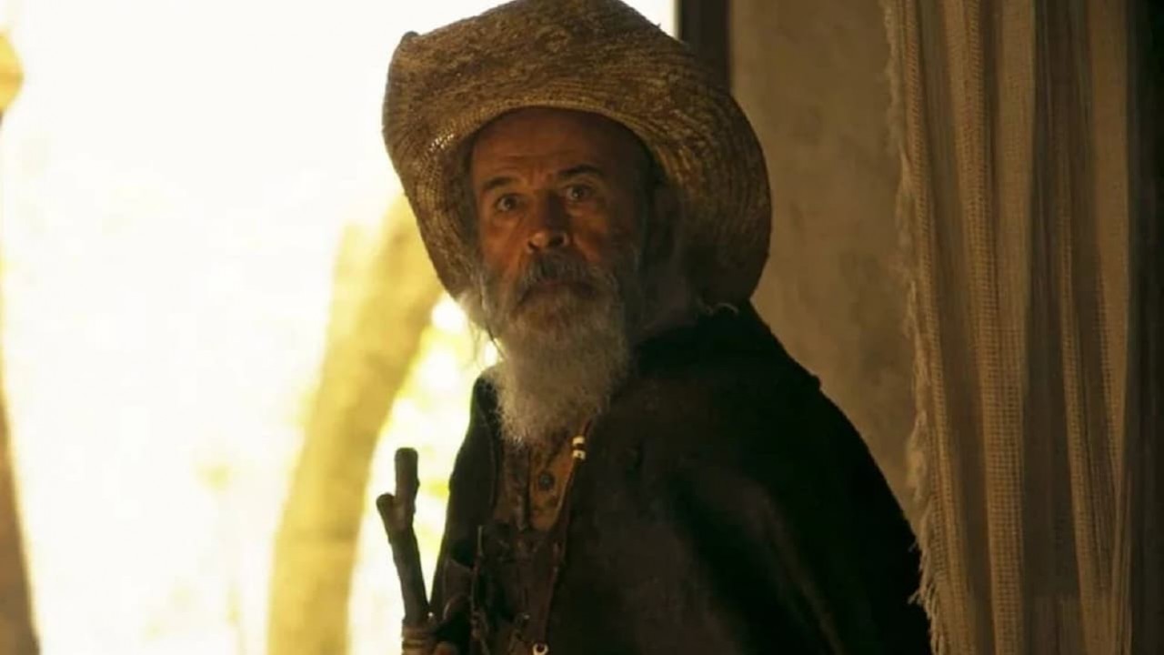 Osmar Prado como Velho do Rio na novela Pantanal. Ele está em pé e na tapera