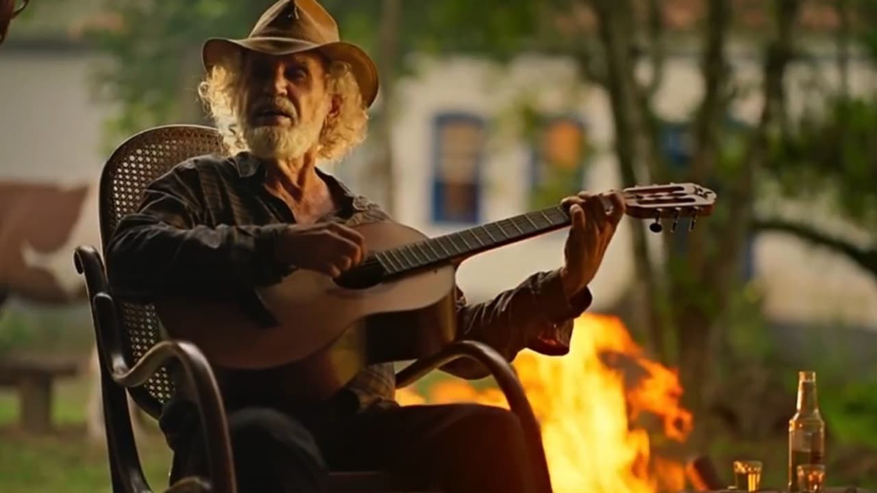 Renato Teixeira toca violão em cena da novela Pantanal, em exibição na Globo