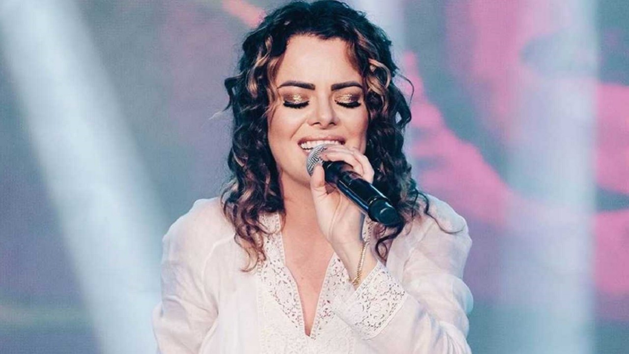 Anta Paula Valadão, que pode estar em novela evangélica da Globo, cantando