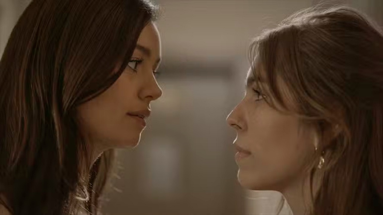Sophie Charlotte como Eliana e Gabriela Medeiros como Buba na novela Renascer