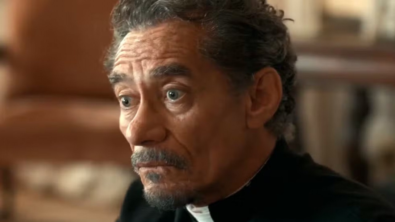 Chico Diaz como Padre Santo em Renascer