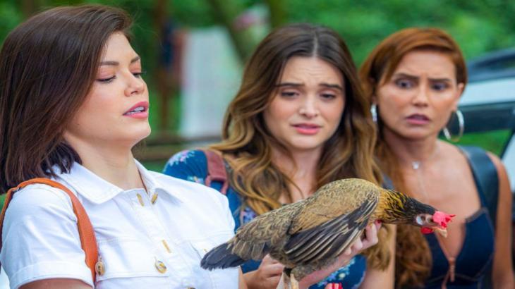 Kyra com Filipa na mão enquanto que Luna e Alexia observam assustadas a galinha 