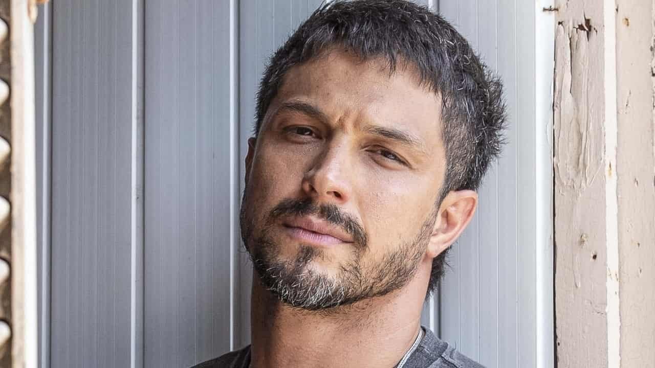 Rômulo Estrela como Oto na novela Travessia, que estreia na Globo em 10 de outubro