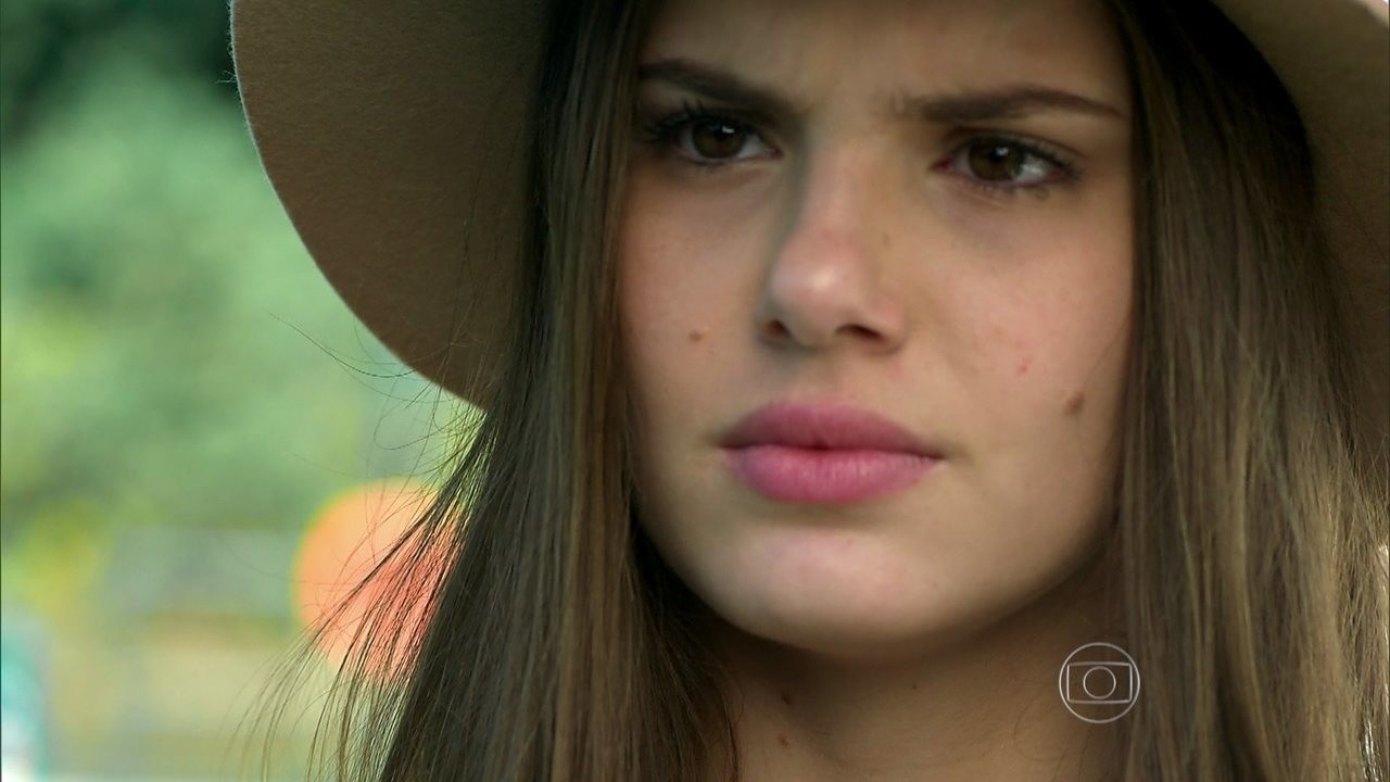 Camila Queiroz como Angel em Verdades Secretas
