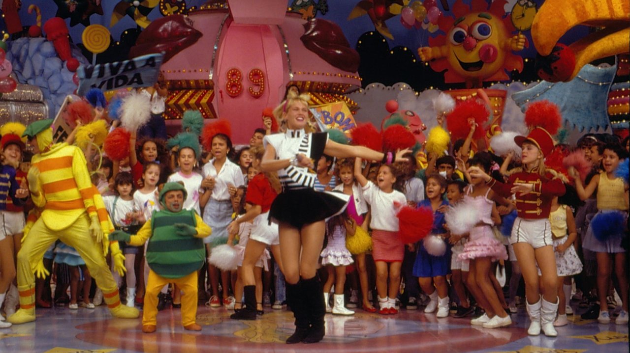 Xuxa apresentando e dançando no Xou da Xuxa na Globo