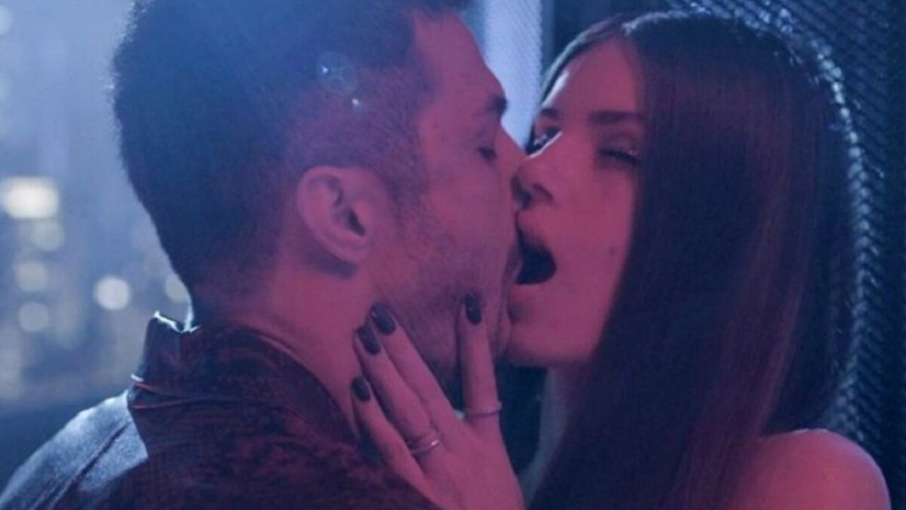 Camila Queiroz e Romulo Estrela se beijando em Verdades Secretas 2