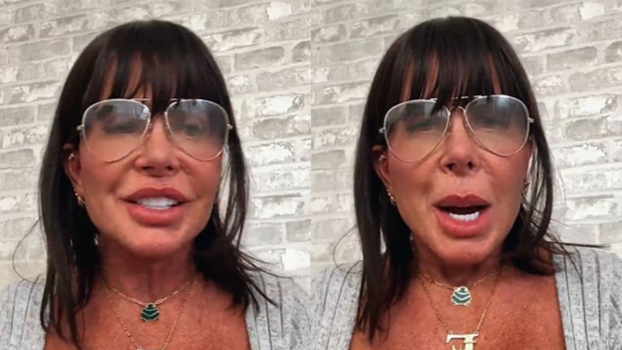 Montagem de fotos de Gretchen de óculos e blusa cinza, falando pra câmera