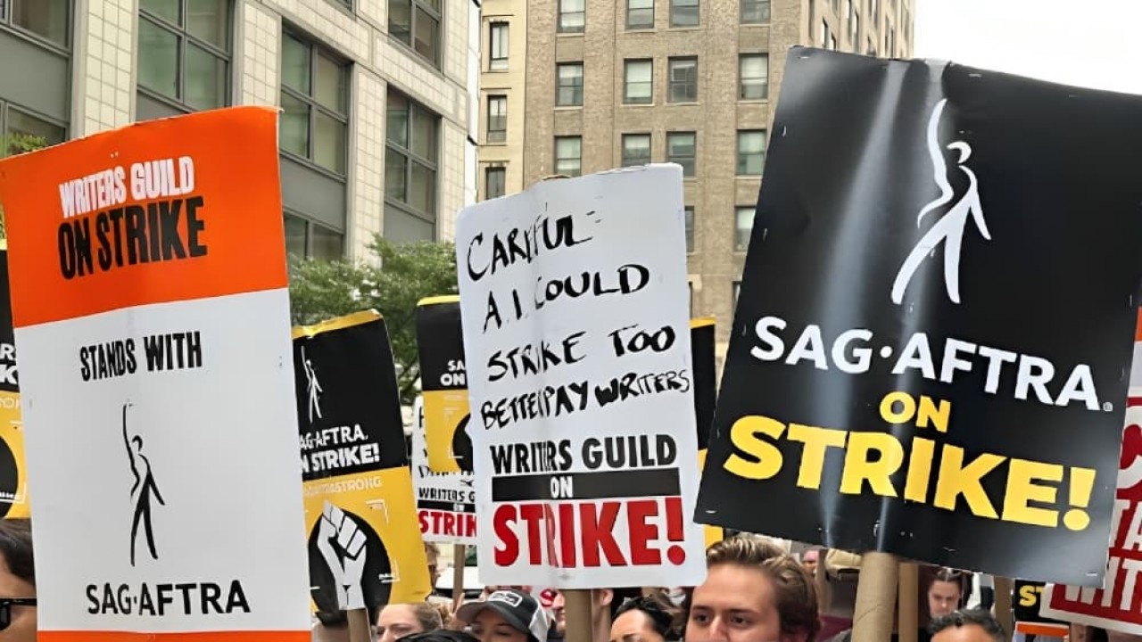 Atores e roteiristas participam de greve nos Estados Unidos