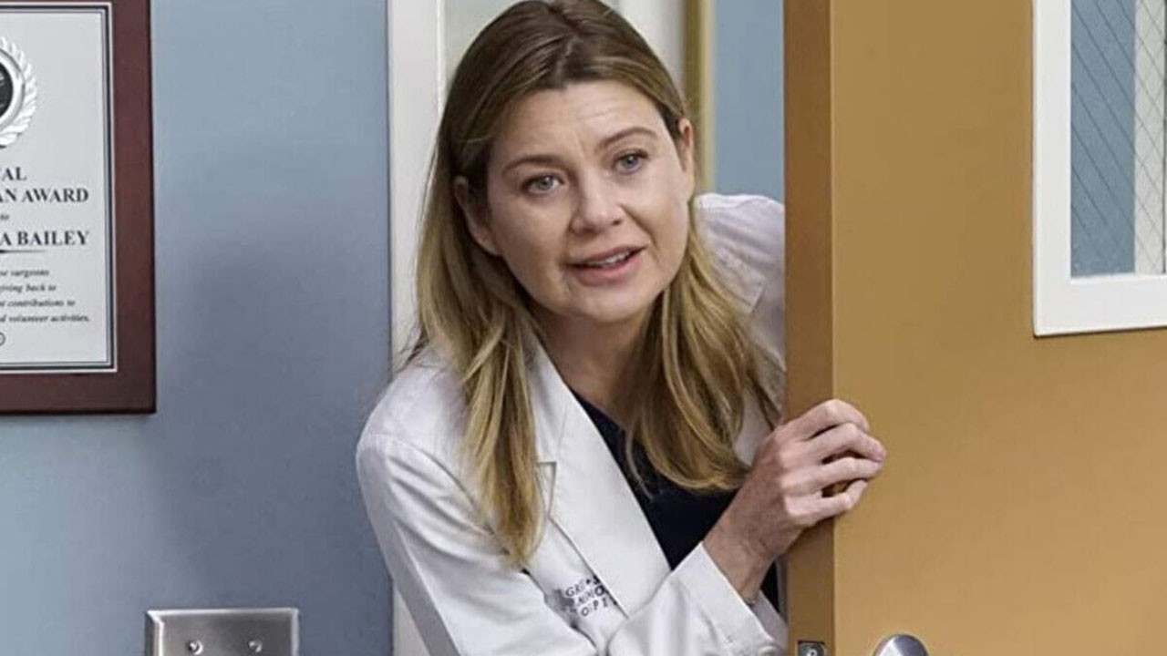 Médica abrindo porta em Grey's Anatomy