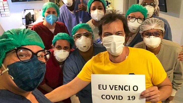 Curado da Covid-19, Heitor Martinez posa com equipe de clínica do Rio de Janeiro