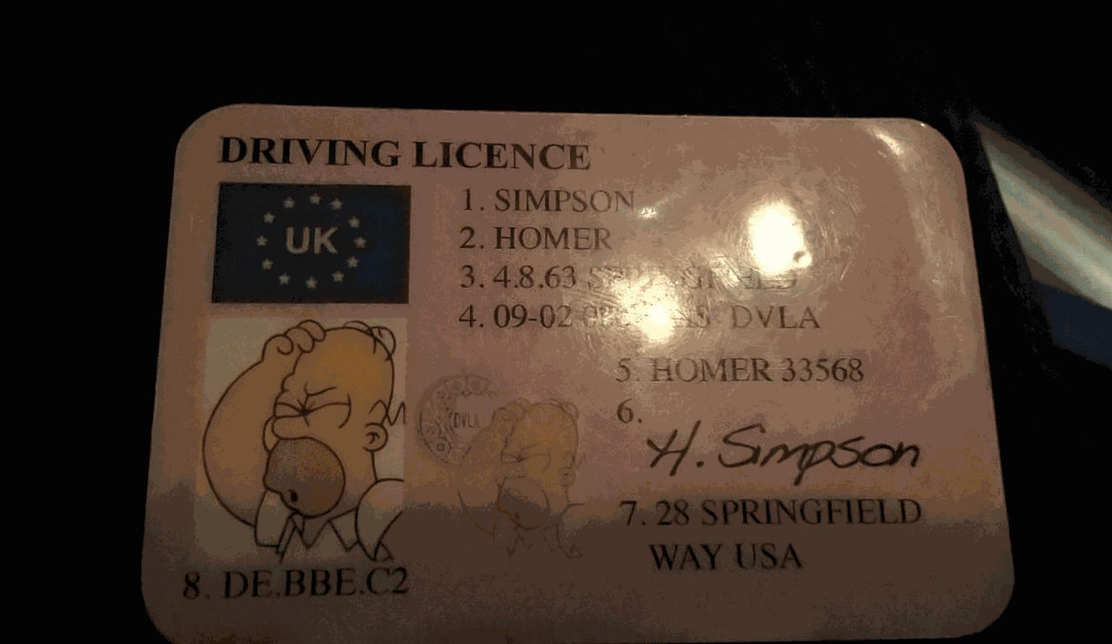 Motorista inglês apresenta carteira de motorista de Homer Simpson e tem carro apreendido