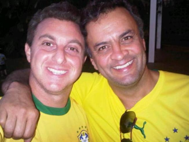 Luciano Huck deleta fotos com Aécio Neves e internautas não perdoam
