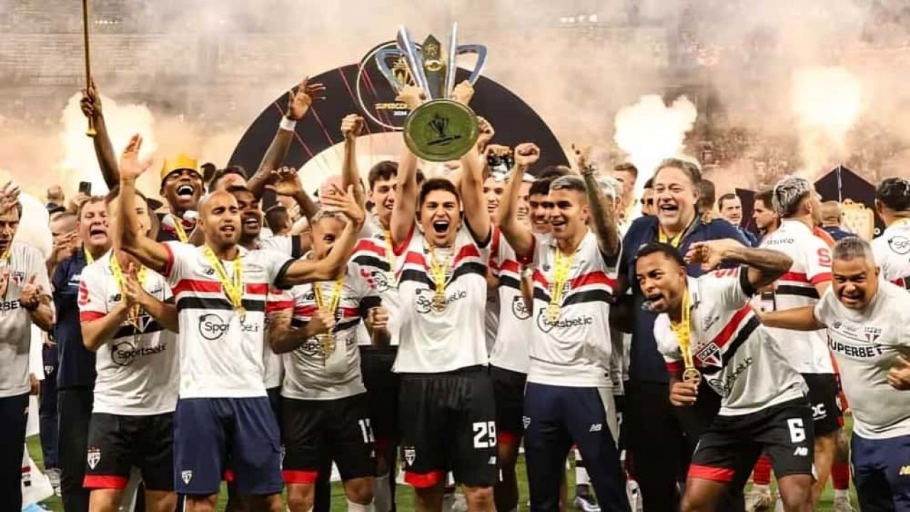 São Paulo erguendo a taça da Supercopa