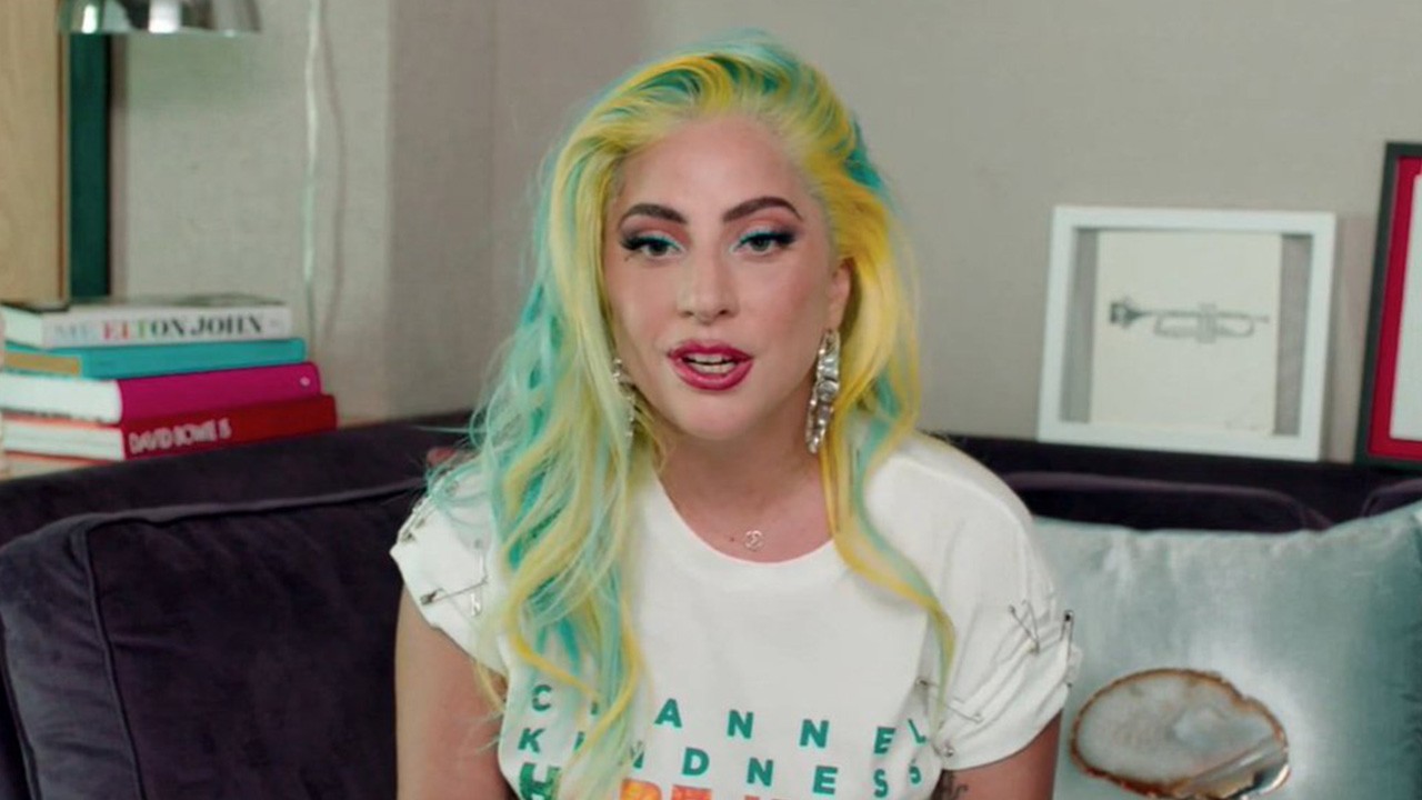 Lady Gaga em live de cabelo amarelo e verde