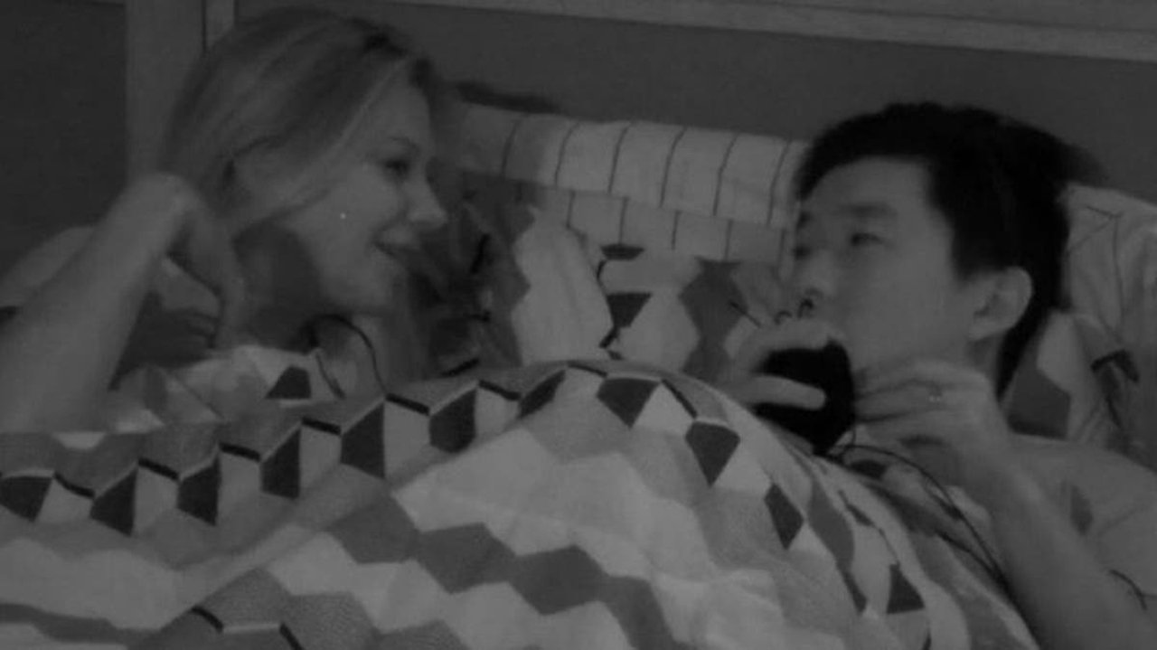 Pyong Lee e Antonella na cama em Ilha Record