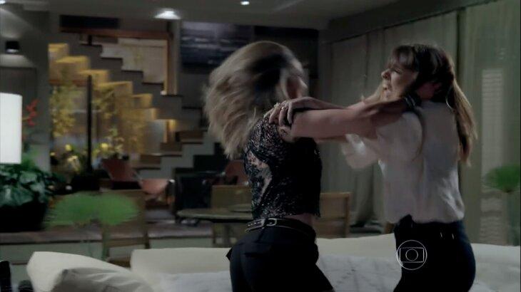 Danielle e Amanda brigando na sala