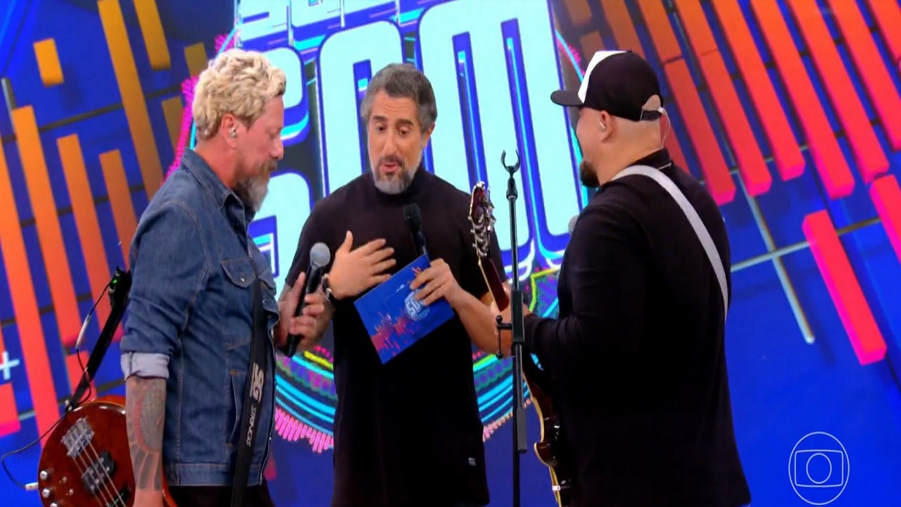 Canisso, Marcos Mion e Digão conversam no palco do Caldeirão