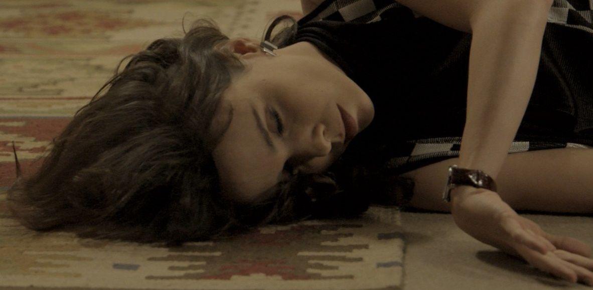 Irene desacordada no chão 
