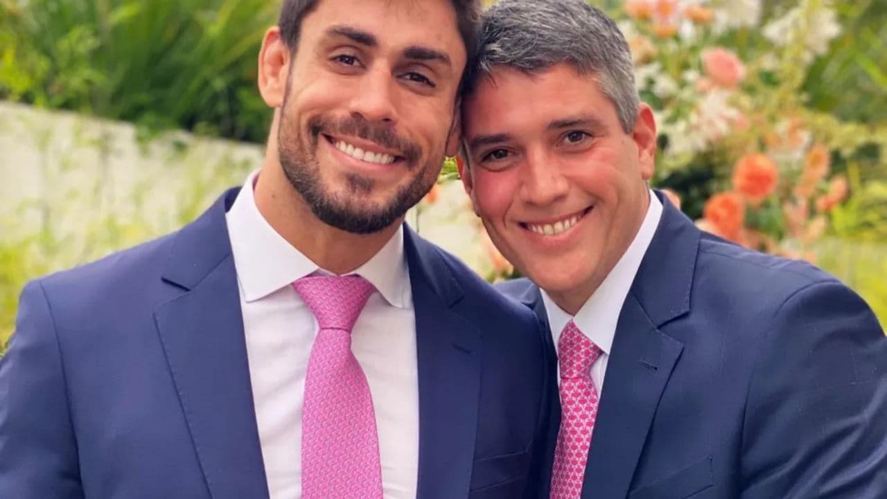 Cara de Sapato e o irmão, Mário Figueiredo, de terno e gravata, sorrindo para foto