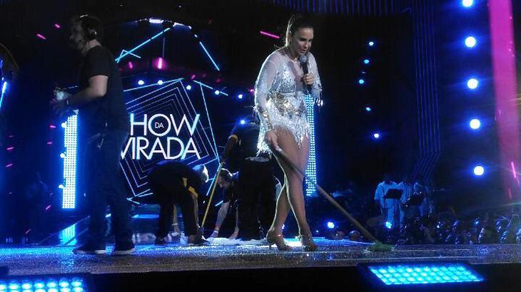 Claudia Leitte enxuga o chão do palco em show de São Paulo