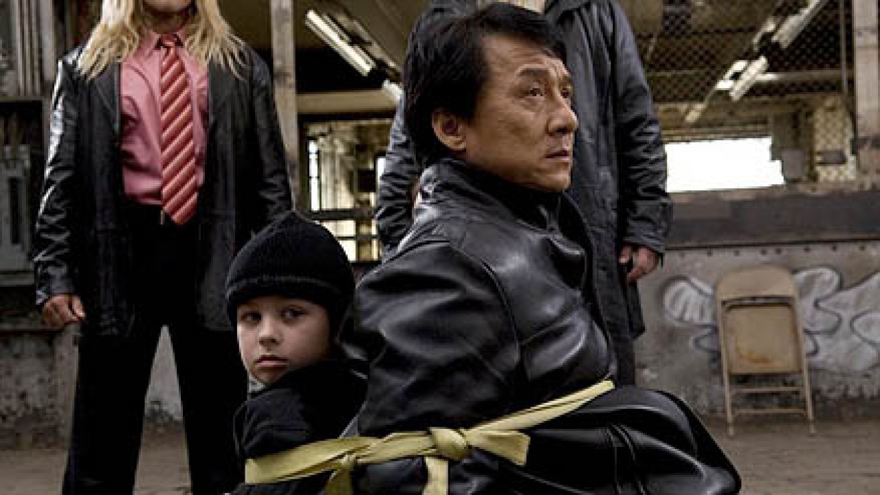 Jackie Chan em cena no filme Missão Quase Impossível