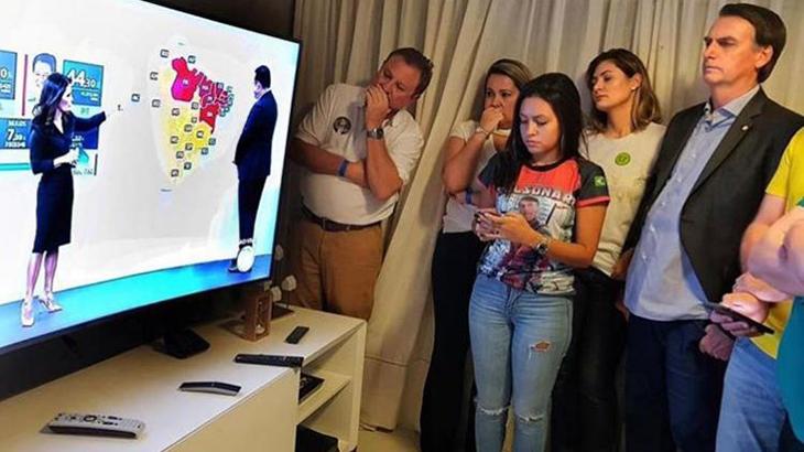 Jair Bolsonaro acompanha apuração das urnas pela Record TV